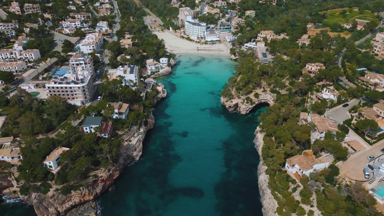 Acqua di mare cristallina turchese/blu, baia naturale remota con spiaggia di sabbia bianca, villa hotel di lusso