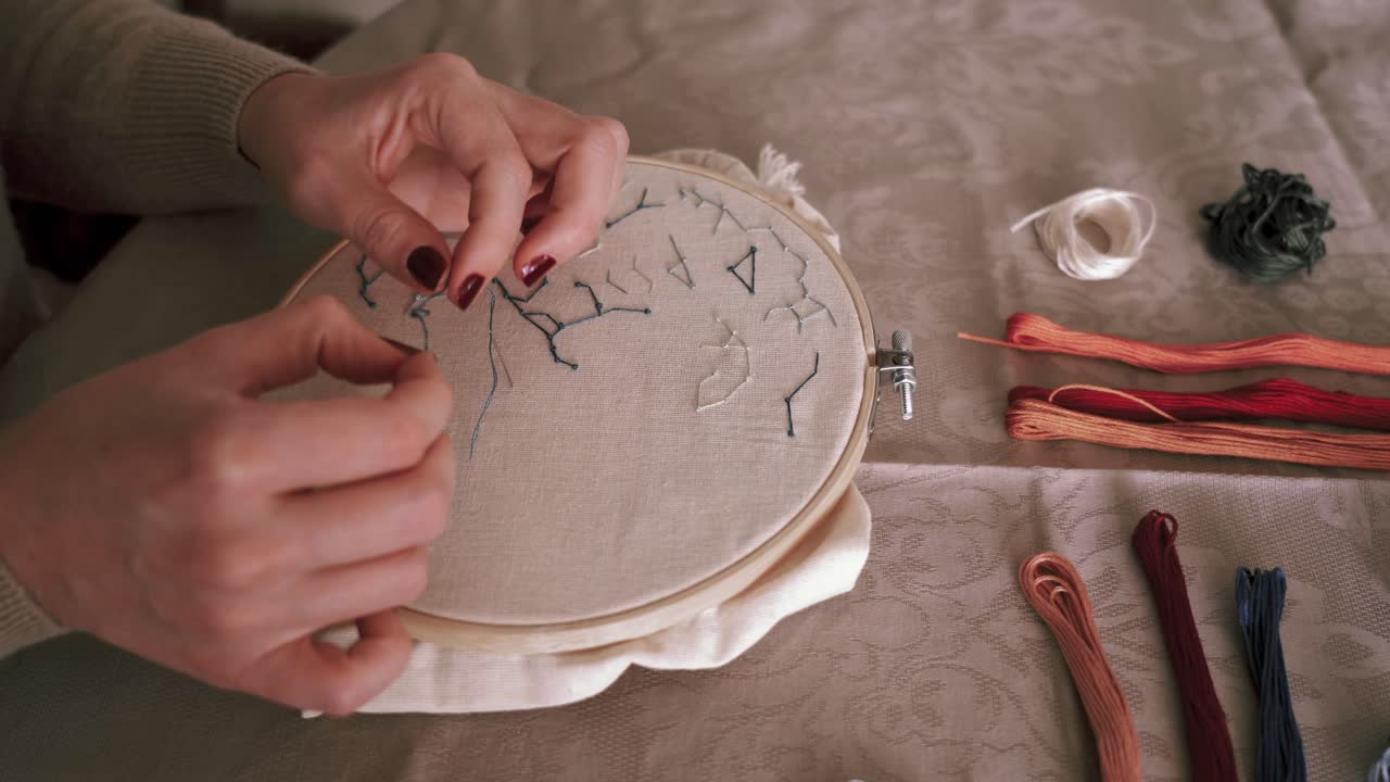 작물 얼굴 없는 여자 스레딩 바늘을  ⁇ 기 위해