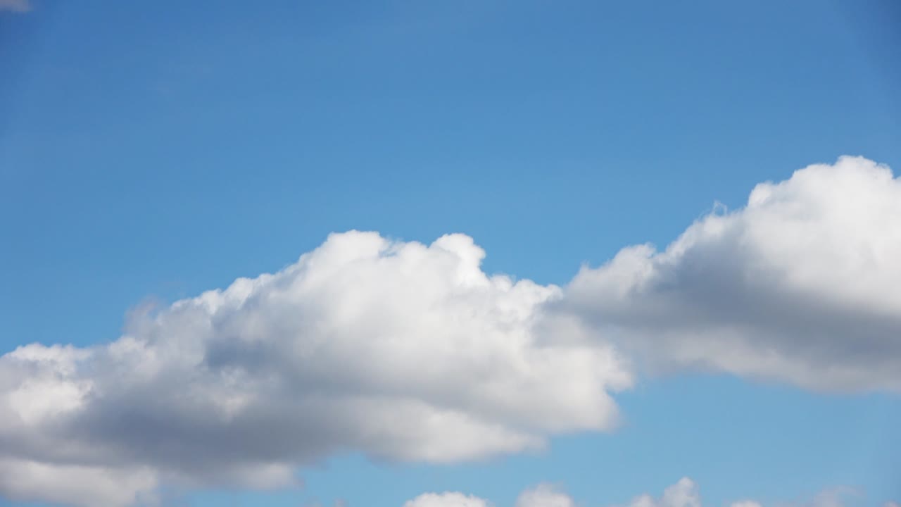 깊은 파란색 여름 하늘에서 은 색의 아름다운 구름 형성의 시간 경과.