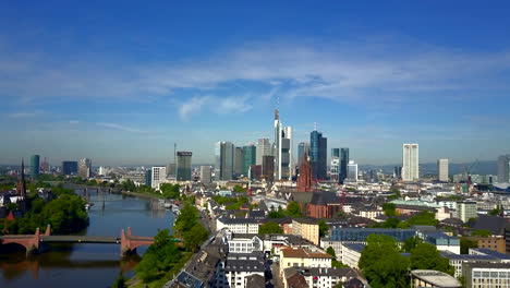 Antenne:-In-Richtung-Frankfurt-Am-Main,-Deutschland-Mit-Main-An-Einem-Schönen-Sonnigen-Tag