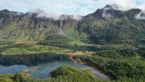 fiordo de las islas lofoten, naturaleza y paisaje montañoso en grindoya, noruega - círculo aéreo de 4k