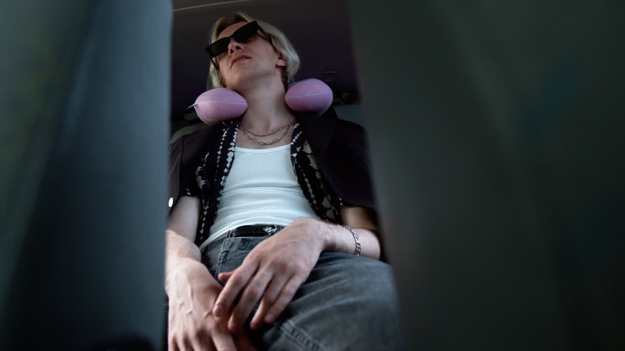 молодой человек, путешествующий в фургоне