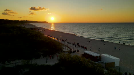 Espectacular-Puesta-De-Sol-Sobre-El-Océano-En-Calma-Desde-La-Playa-De-Plaza-Wladyslawowo-En-Polonia