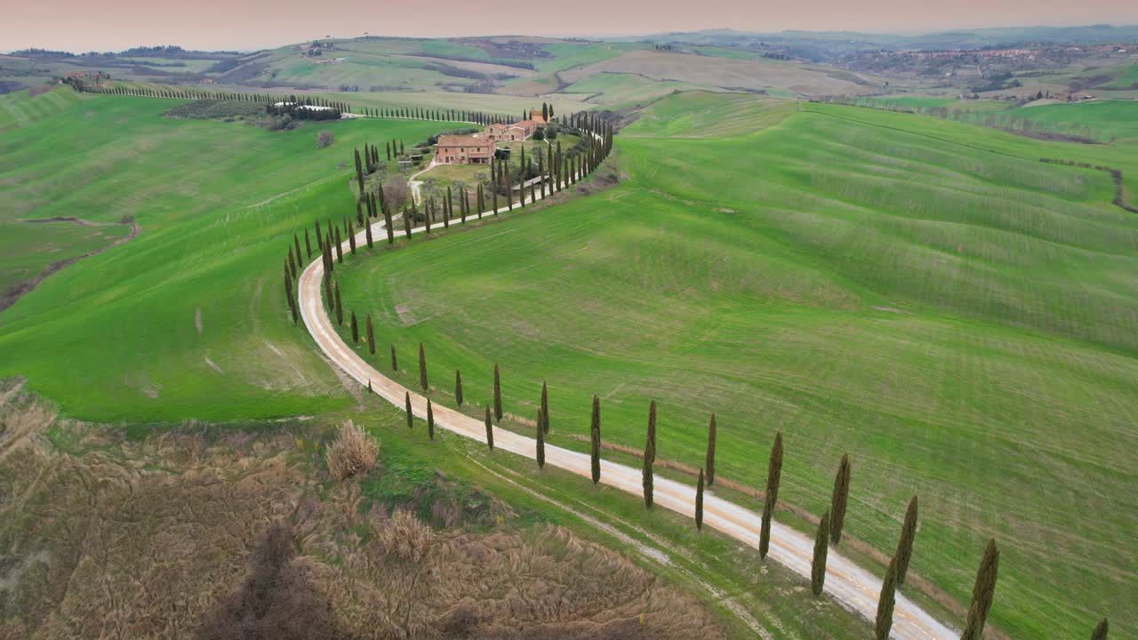 푸른 언덕과 아시아노 근처의 사이프러스 나무가 있는 자갈 도로의 원형 공중 풍경 val d'orcia, 시에나 지방, 이탈리아