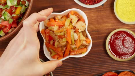 berenjena al horno, verduras en salsa de tomate, comida vegetariana. cultura de oriente medio. cocina marroquí vista superior. concepto de aperitivo frío.