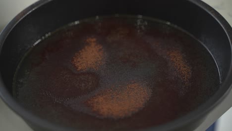 sartén lento de una sartén a la otra haciendo un pastel especial del día de san valentín pastel de chocolate vegano sin huevos a base de plantas sin lácteos