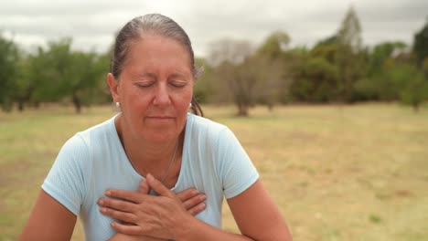 después de sus ejercicios de estiramiento, la mujer siente un dolor abrupto en el pecho - de cerca