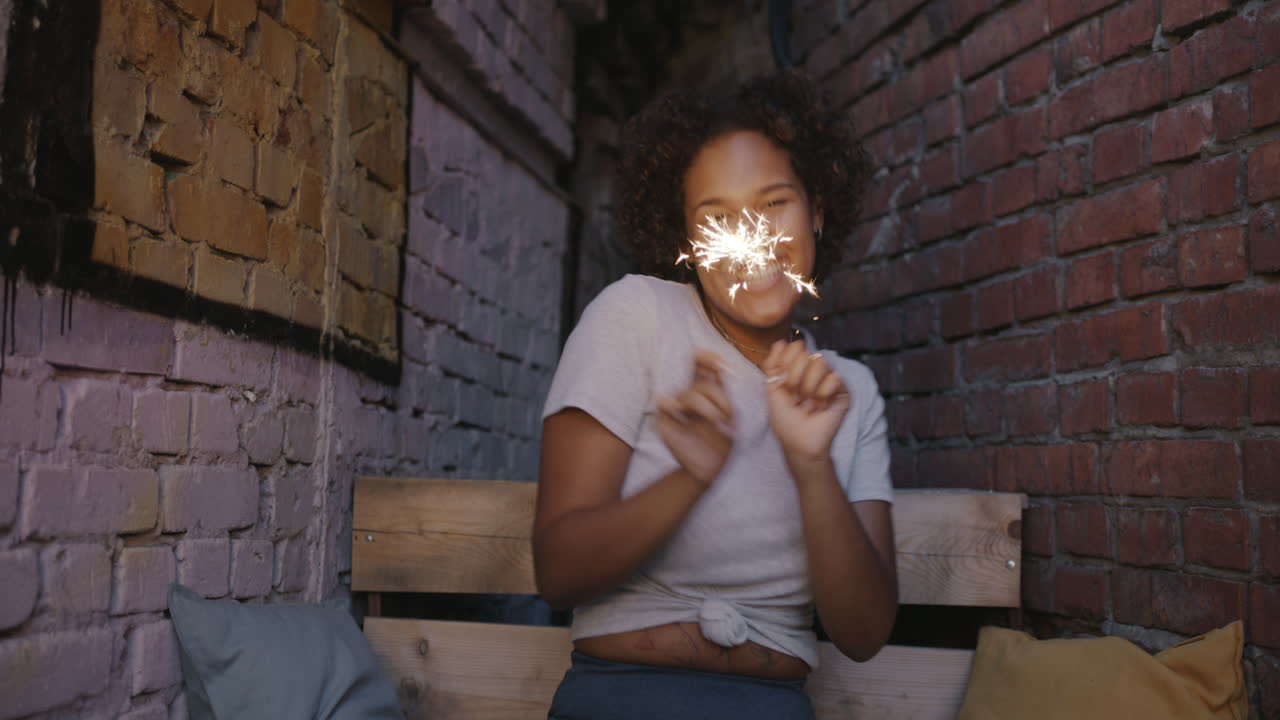 Donna felice con una stellina luminosa
