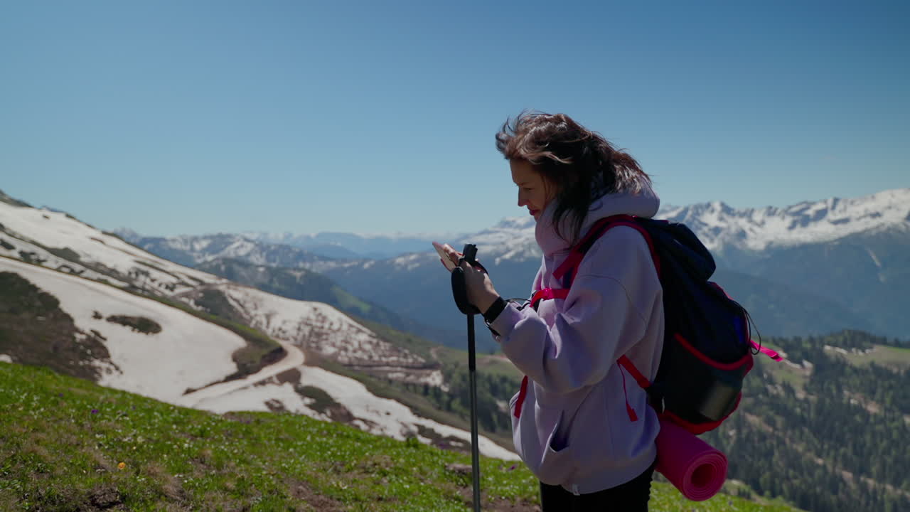 산에서 하이킹하는 여자