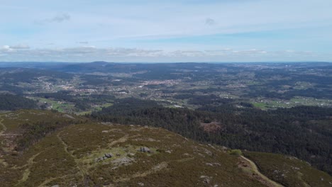 Vista-De-Santiago-De-Compostela,-Imágenes-De-Drones-De-Monte-Abelendo,-Galicia,-España