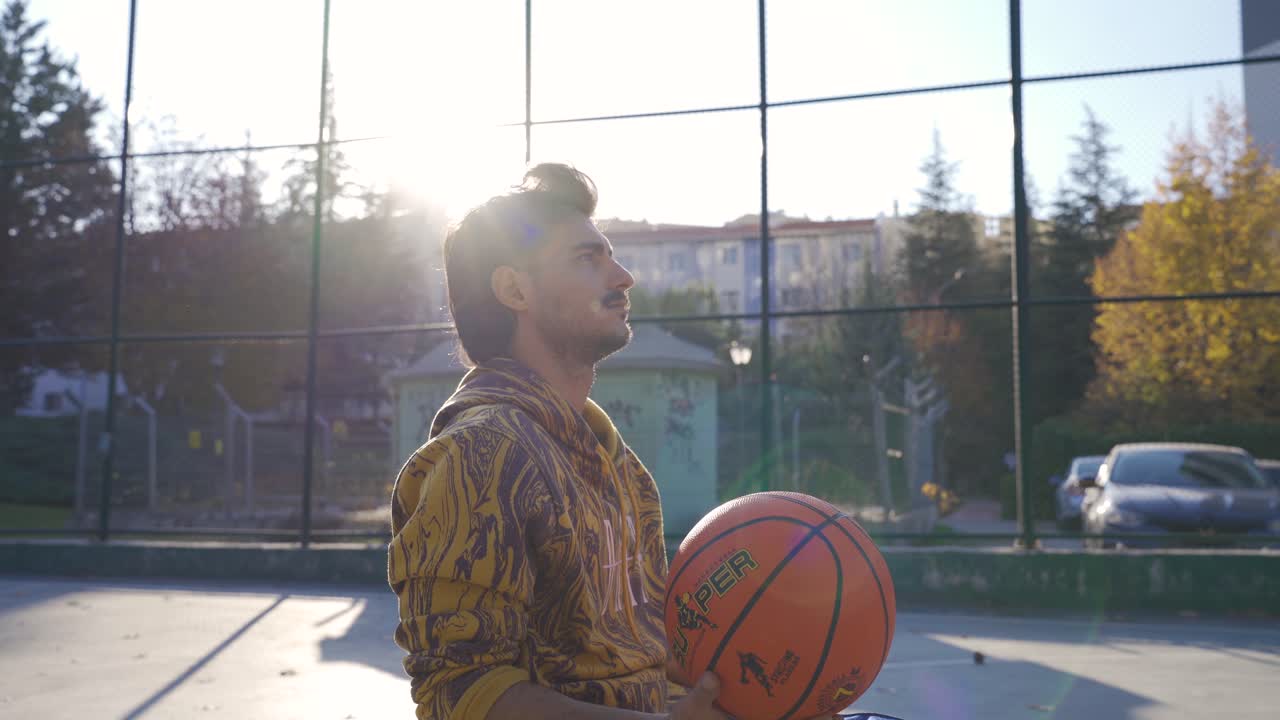 jugador de baloncesto discapacitado en silla de ruedas al aire libre.