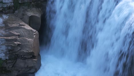 Tiefe-Schatten-Deuten-Auf-Eine-Höhle-Hinter-Dem-Mächtigen-Lundbreck-Wasserfall-Hin