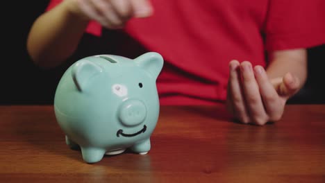 niño ahorrando dinero concepto. niño poniendo dinero en una alcancía