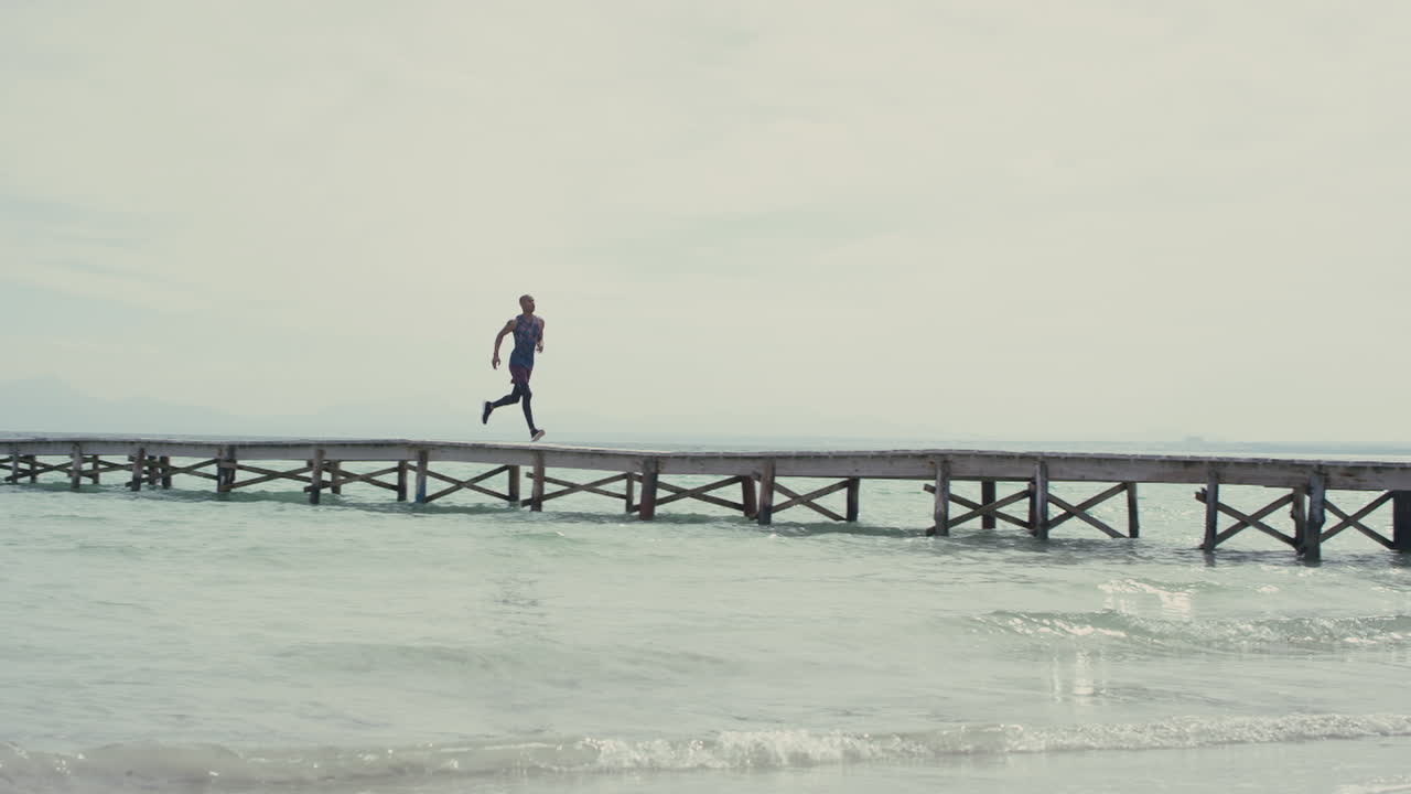 un corredor en la distancia en un embarcadero