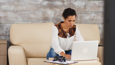 Mujer-Inteligente-Trabajando-En-La-Computadora-Portátil