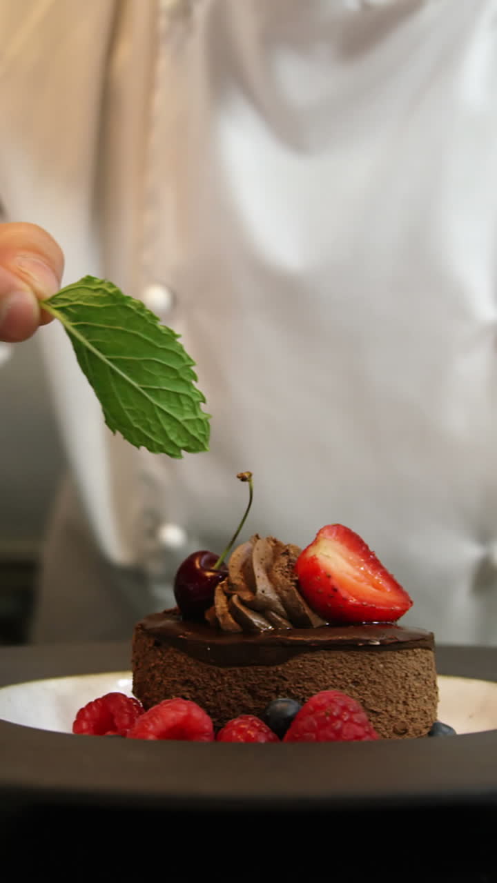 요리사 들 이 디저트 를 마무리 하고 있다