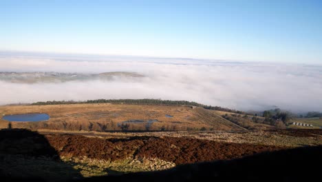 Nubes-De-Niebla-Arremolinadas-Que-Pasan-Tierras-De-Cultivo-Campo-Valle-Highlands-Punto-De-Vista-Lento-Izquierdo-Dolly