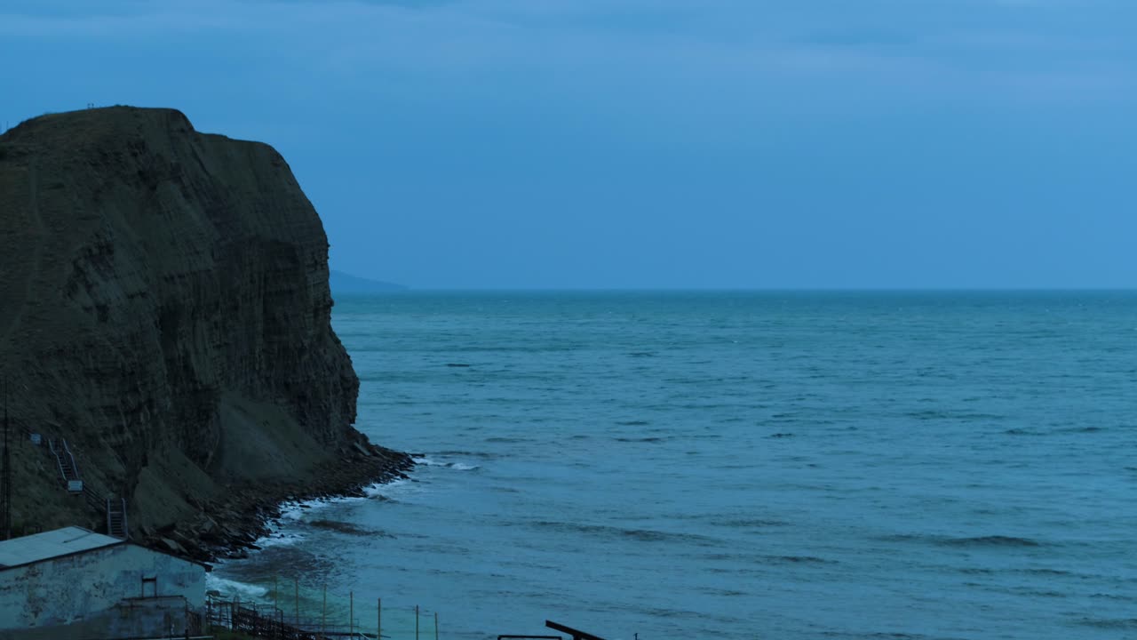 해가 지는 동안의 해안 절벽