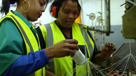 trabajadores que trabajan en la industria de fabricación de cuerdas 4k