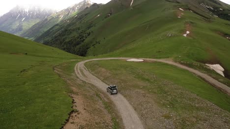 Paseos-En-Vehículos-Turísticos-Todoterreno-En-Las-Tierras-Altas.-Viajes-De-Expedición-Y-Vacaciones,-Aventuras-En-Zonas-Remotas.