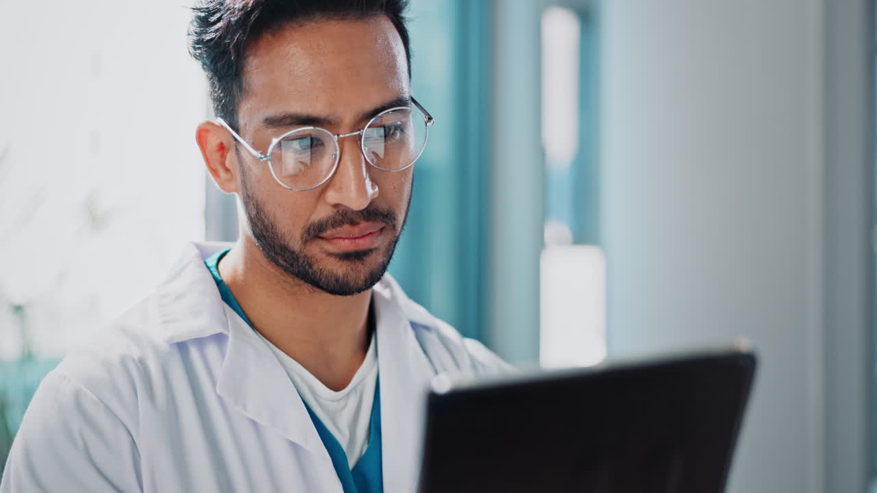 médico usando una tableta en un hospital