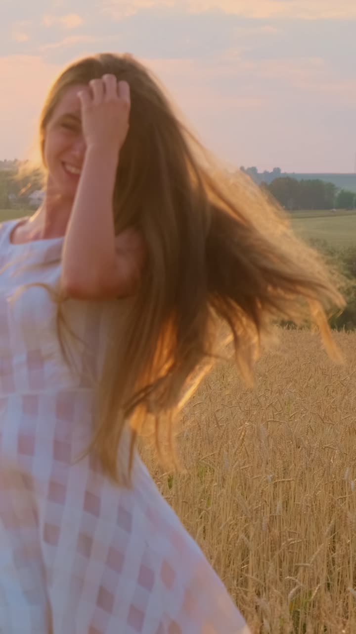 해가 지는 동안 밀을 가로질러 달리는 여자