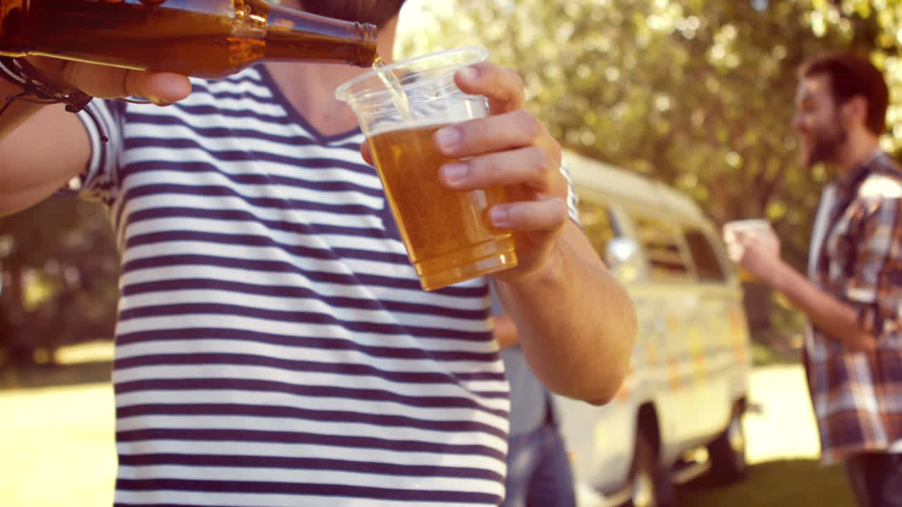 en formato de alta calidad amigos hipsters tomando una cerveza juntos