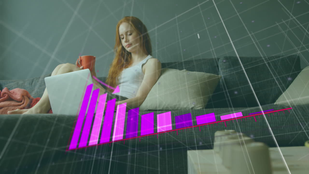 animación de gráficos cayendo y flecha sobre mujer caucásica bebiendo café y trabajando en la computadora portátil