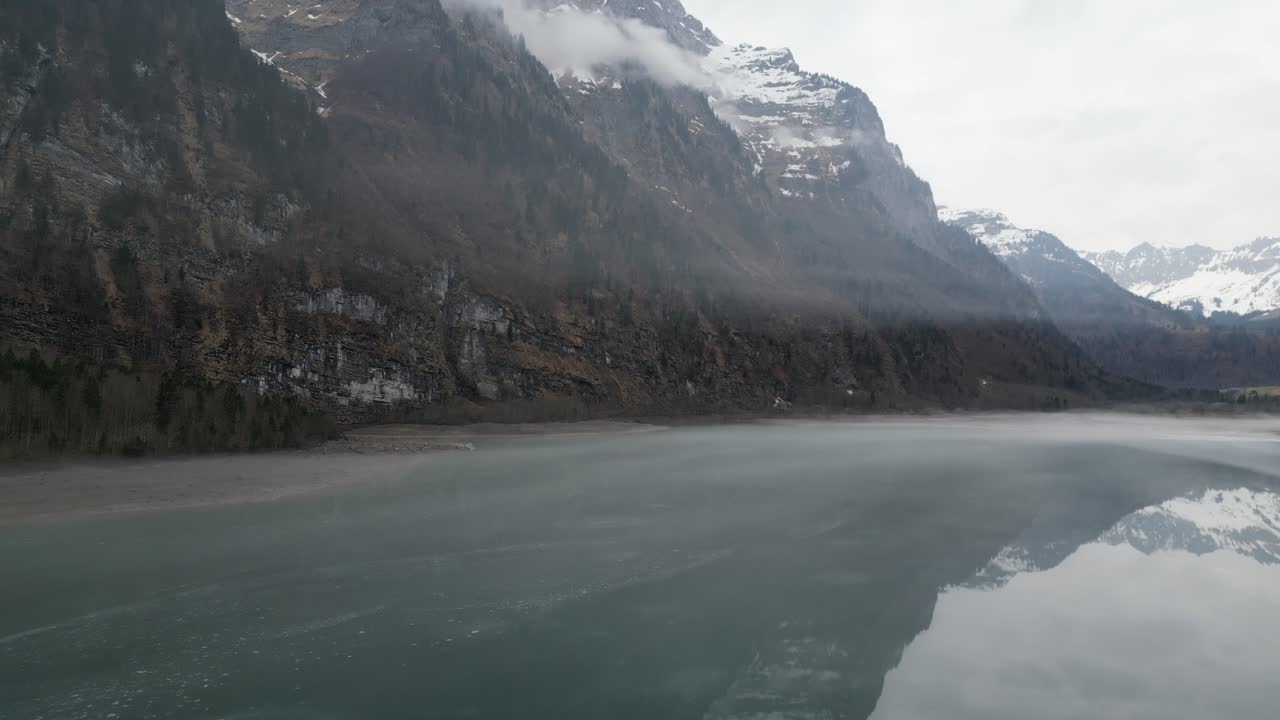 Klöntalersee Glarona Svizzera, volo lungo un lago nebbioso e specchiato