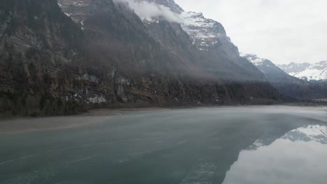 Klöntalersee-Glarus-Suiza-Volando-A-Lo-Largo-Del-Brumoso-Lago-Espejo