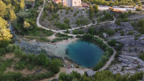 Gente-Haciendo-Picnic-Y-Nadando-En-El-Manantial-Del-Río-Cetina,-También-Ojo-De-La-Tierra-Croacia