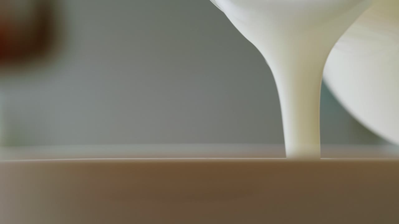 наливать молоко или йогурт