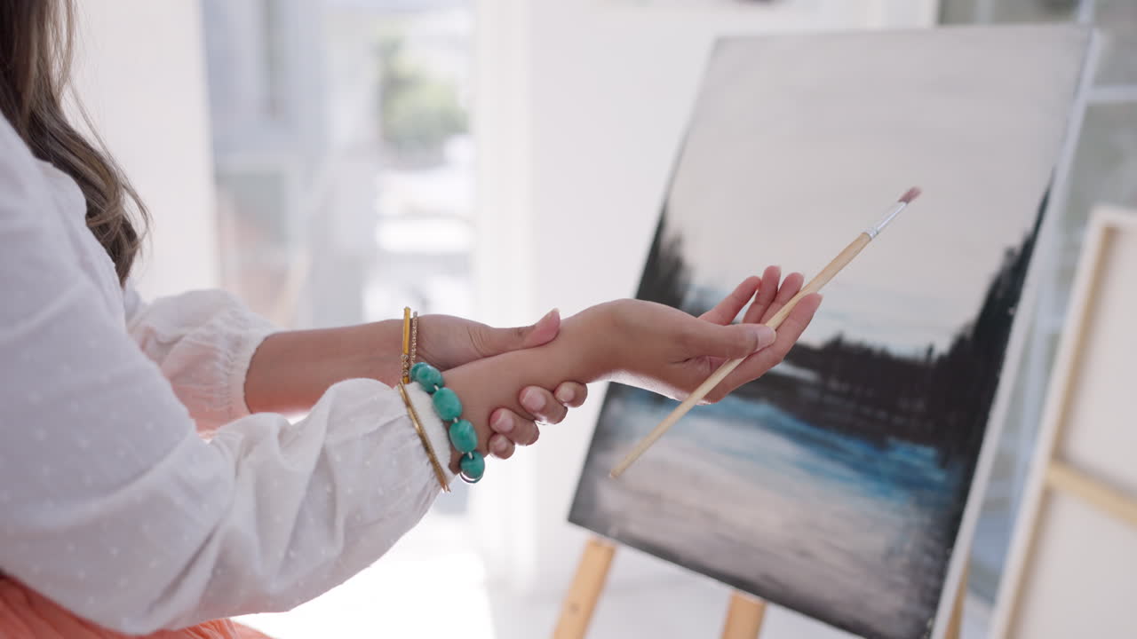 손목 부상을 입은 화가와 창의적인 여성