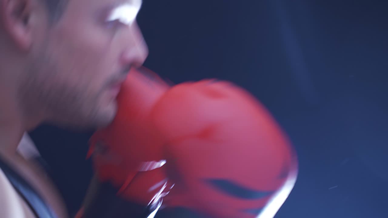 un boxeador deportivo golpea el saco de boxeo. un boxeador fuerte y ágil.