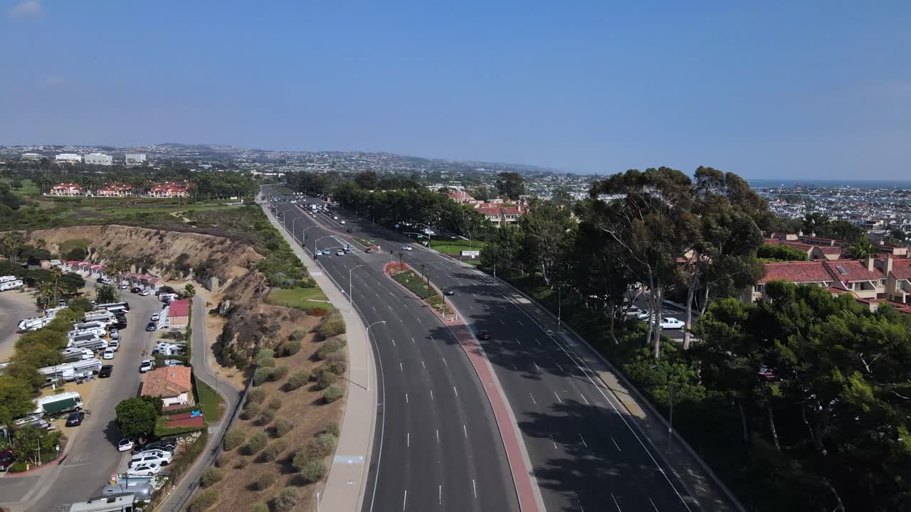 캘리포니아의 1번 고속도로를 따라 운전하는 자동차의 멋진 조감도