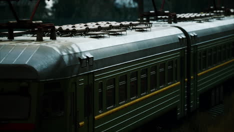 Viejos-Trenes-Abandonados-En-Un-Ferrocarril