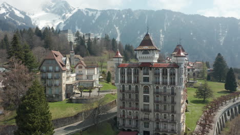 Luftbahn-Der-Schönen-Schweizer-Hotelfachschule-In-Den-Hügeln-Der-Schweiz