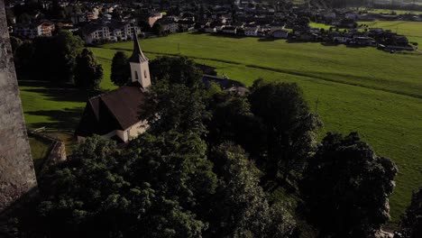 Fortaleza-Medieval-Rodeada-De-Exuberante-Vegetación-Cerca-Del-Municipio-De-Kaprun,-Austria