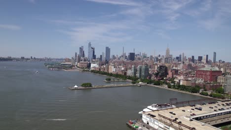 Vista-Aérea-Del-Paisaje-Urbano-De-Chelsea-Desde-El-Río-Hudson,-En-La-Soleada-Nueva-York,-Estados-Unidos