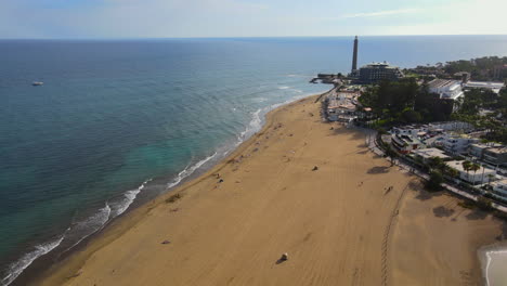 Fliegen-Sie-über-Den-Strand-Von-Maspalomas-Und-Entdecken-Sie-Den-Fantastischen-Leuchtturm