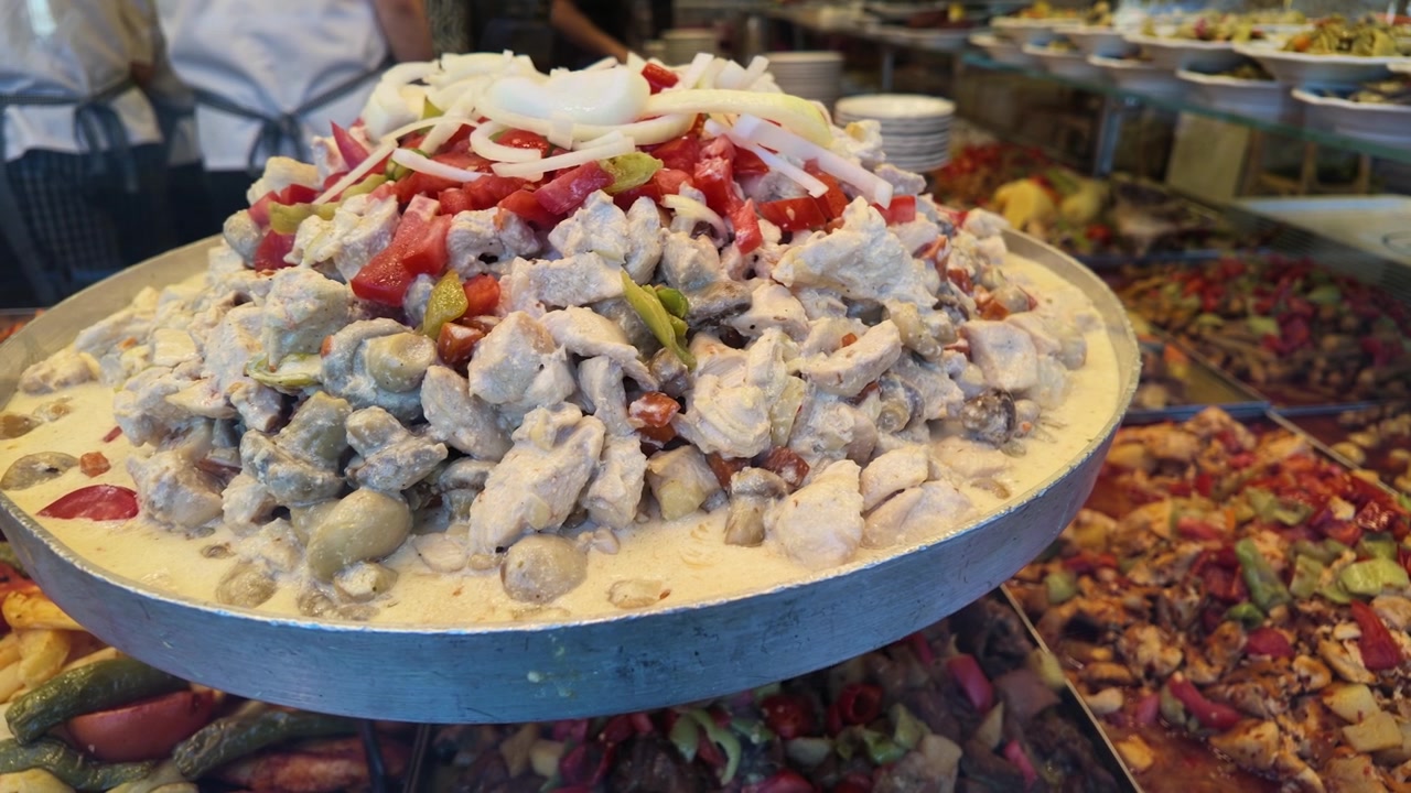 Grande piatto di stufato di pollo cremoso in un ristorante