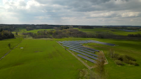 Sonnenkollektoren-Auf-Der-Grünen-Wiese-In-Pieszkowo