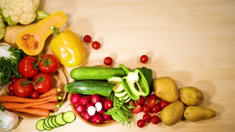 verduras variadas arregladas cuidadosamente en una superficie de madera