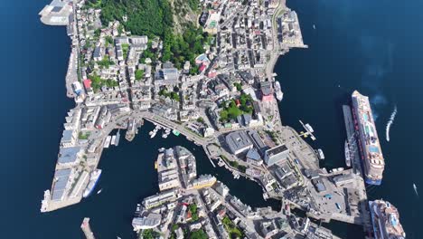 Vista-Aérea-De-Arriba-Hacia-Abajo,-Alesund-Noruega,-Edificios-Del-Puerto-Y-De-La-Ciudad,-Drone-De-Alto-ángulo-Disparado-A-60-Fps