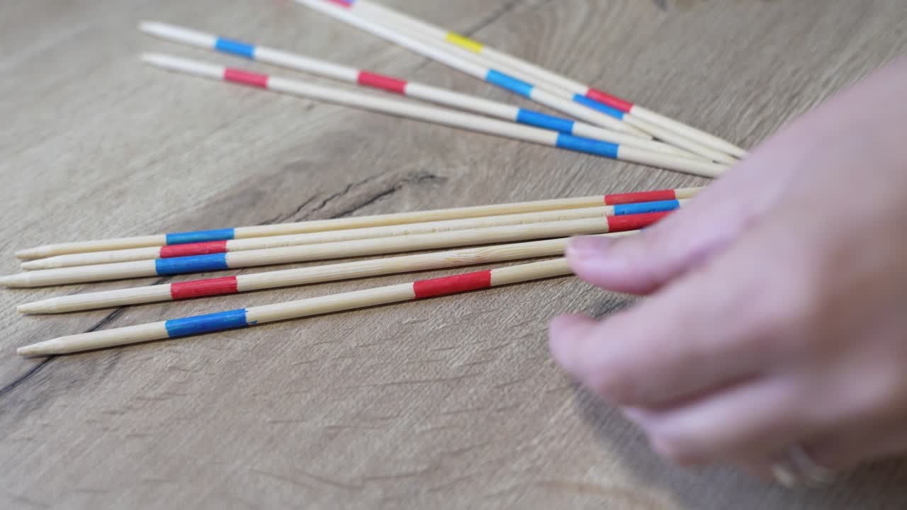 Gioco Mikado su tavolo di legno