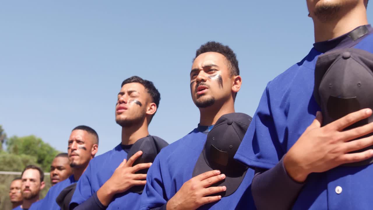 Giocatori di baseball in fila