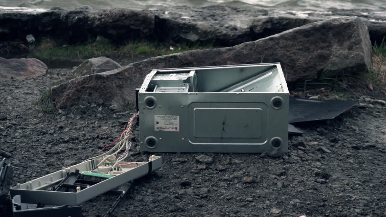 강변에 있는 고장난 컴퓨터