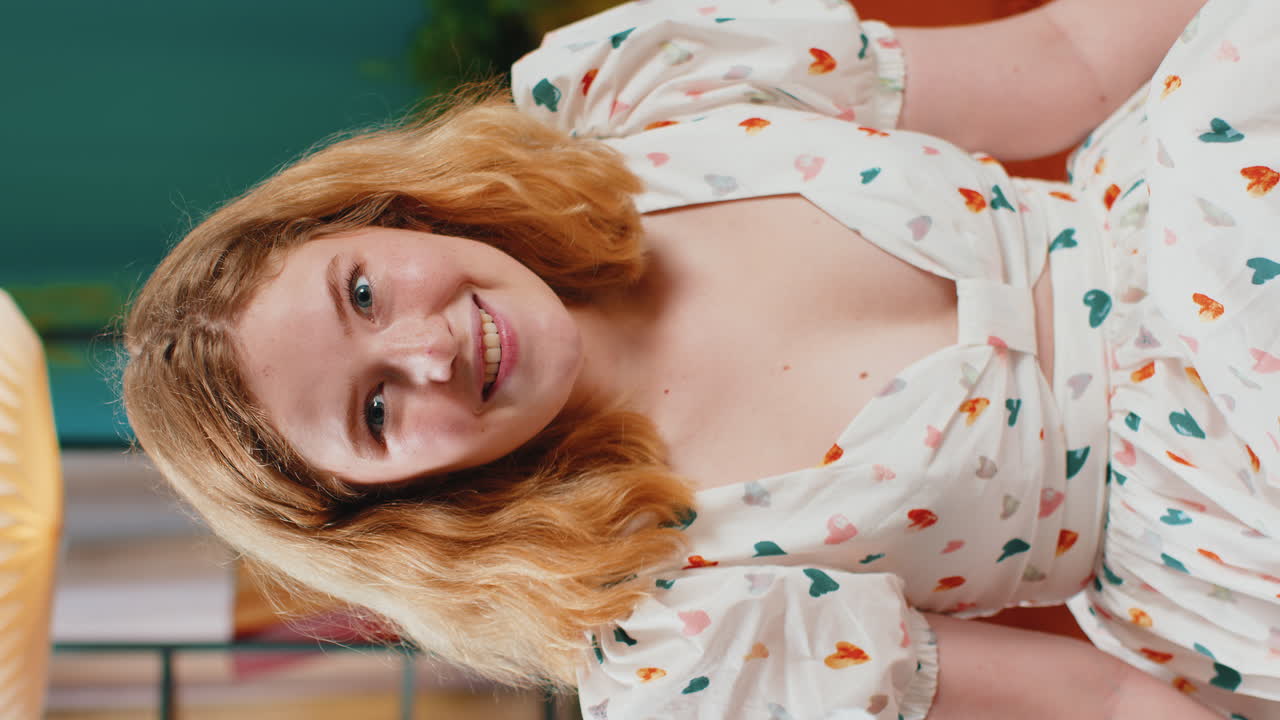 Felice donna calma sorridente amichevole espressione felice sentirsi soddisfatto concetto buone notizie festeggiare vincere