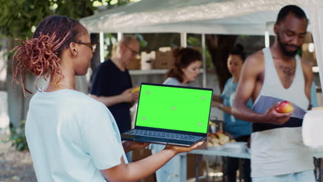 Laptop-Mit-Grünem-Bildschirm,-Der-Von-Einer-Frau-Gehalten-Wird