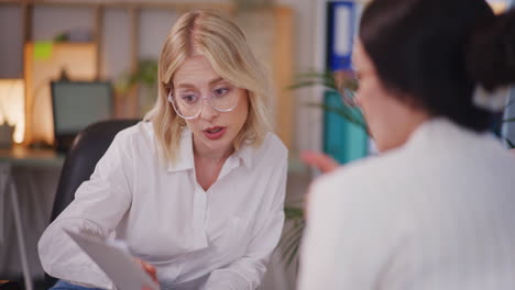 dos mujeres negocian los términos del contrato durante una reunión de negocios